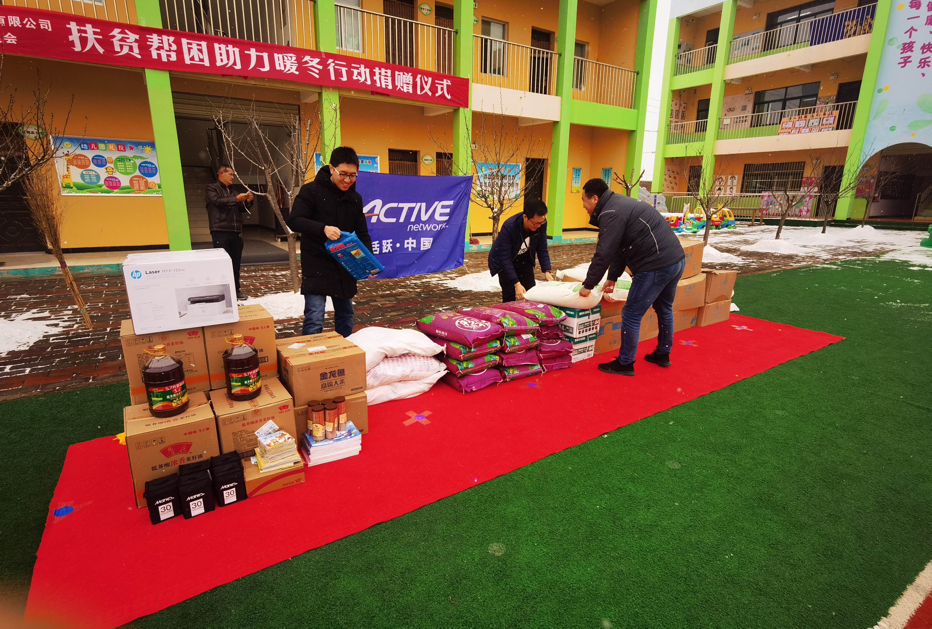 Union members braving heavy snow to carry supplies.
